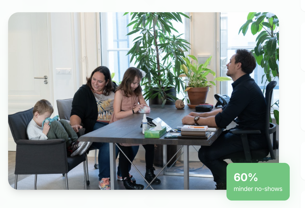 Een pas afgestudeerde osteopaat die met een patiënt werkt